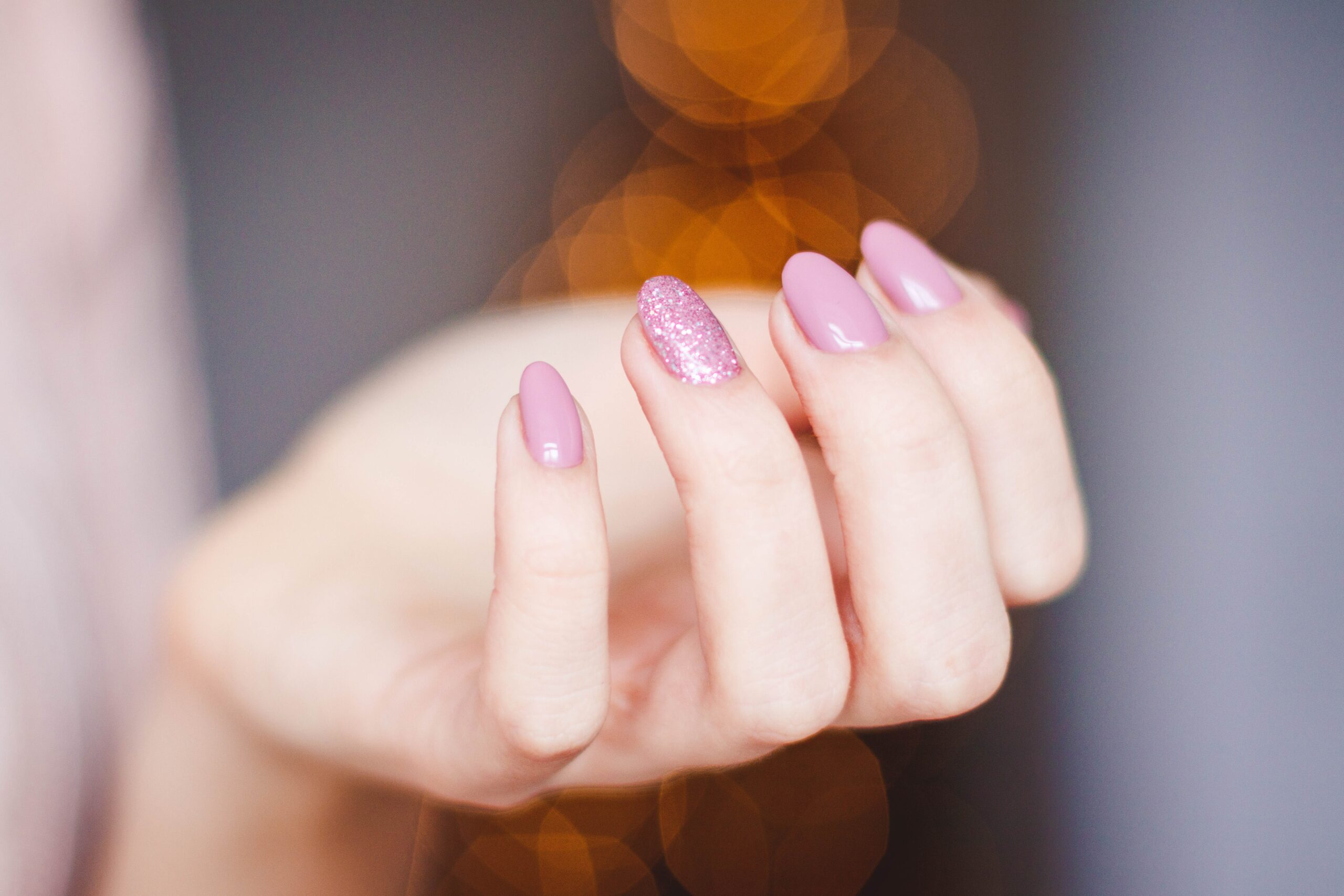 Manter cabelos e unhas saudáveis e bonitos é o desejo de muitos. No entanto, com a exposição constante a elementos ambientais e práticas diárias, é fácil que esses aspectos da nossa beleza fiquem comprometidos. Se você deseja estimular o crescimento natural e fortalecer seus cabelos e unhas, este artigo é para você. Vamos explorar dicas eficazes para cuidar melhor dos cabelos e unhas, tudo de forma natural.