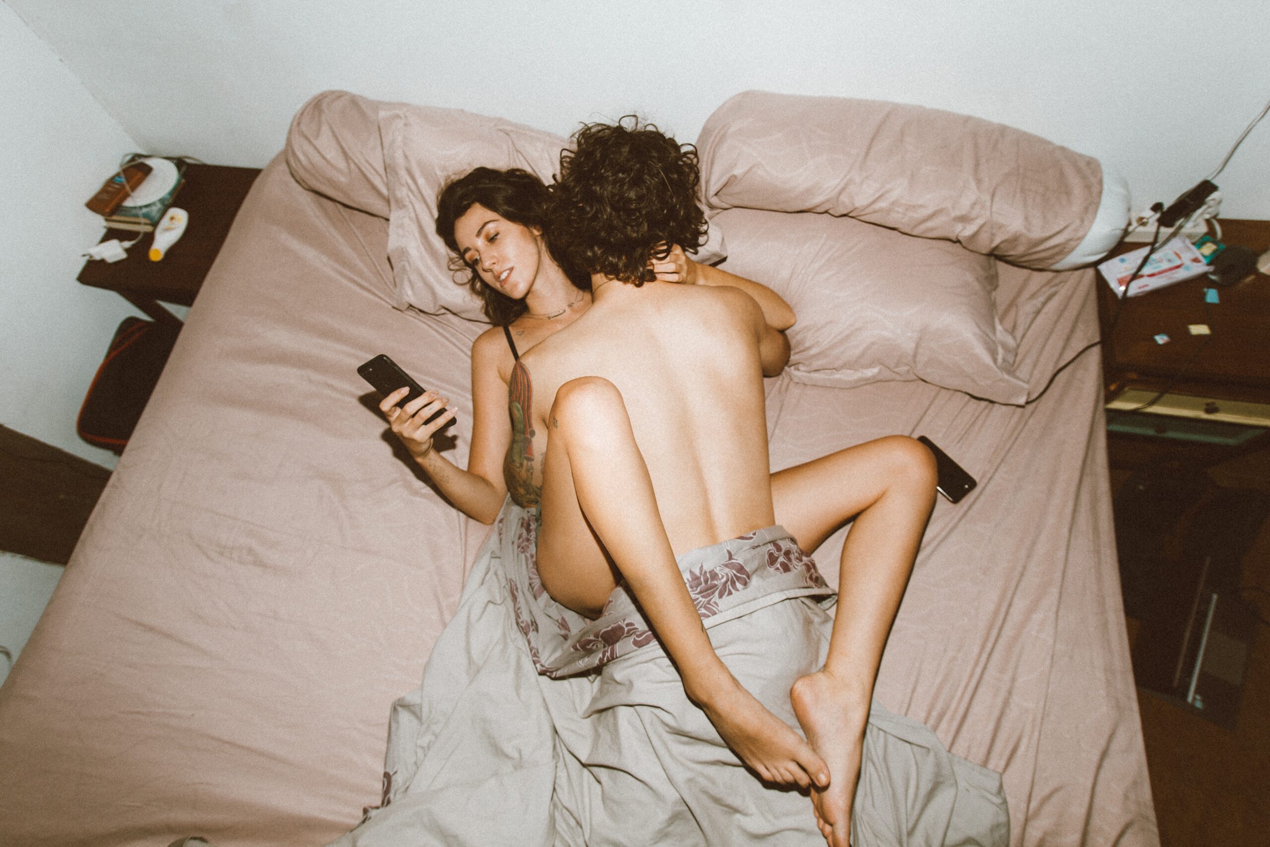 A sexualidade é uma parte fundamental da experiência humana, influenciando relacionamentos, bem-estar emocional e qualidade de vida. Neste artigo, exploraremos a complexidade da sexualidade, fornecendo informações e orientações para uma vida sexual saudável e satisfatória.